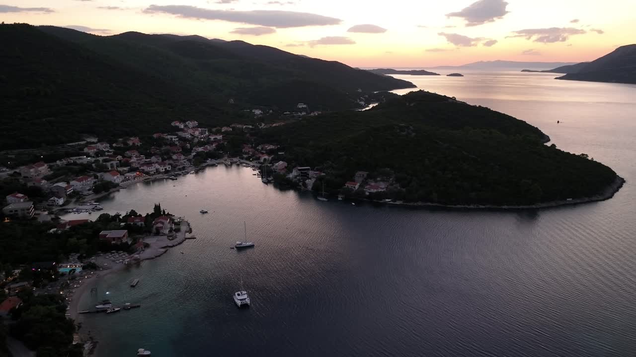 vista de korcula durante la noche en agosto