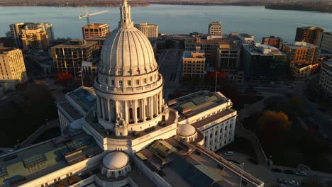 Hora-Dorada-Ciudad-De-Arquitectura-Del-Capitolio-Del-Estado-De-Madison-En-Wisconsin-Imágenes-Aéreas