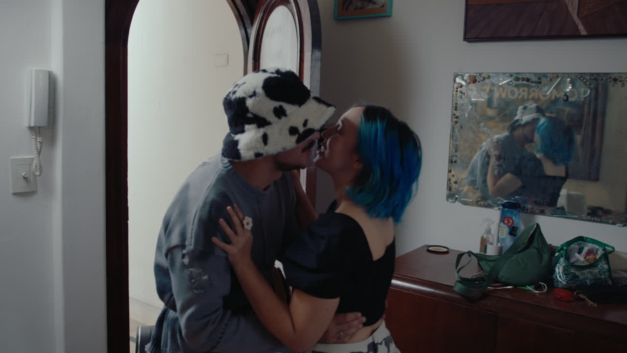 Ragazza che incontra il fidanzato con abbracci e baci a casa