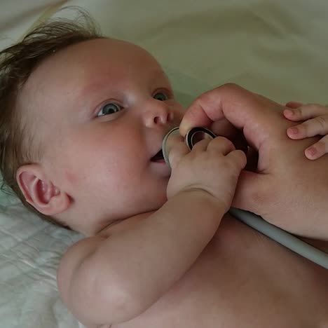 doctor exams baby with stethoscope