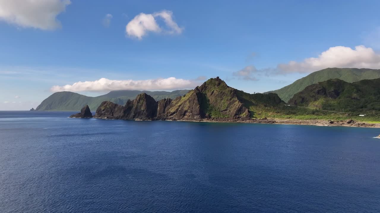 타이완 의 산 들 과 푸른 바다 와 함께 오키디아 섬 의 공중 접근 사진