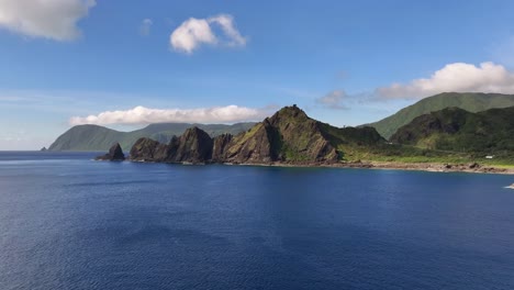 Toma-Aérea-Acercándose-A-La-Isla-De-Las-Orquídeas-Con-Montañas-Y-Océano-Azul-En-Taiwán