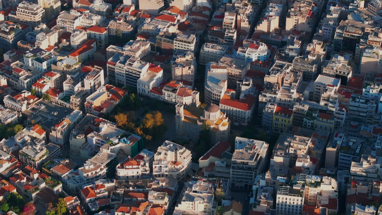 아테네의 중심에 있는 아름다운 교회 위에서 찍은 공중 촬영