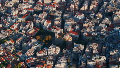 pan abajo toma aérea sobre la hermosa iglesia en el centro de atenas