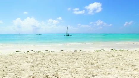 Sehr-Schöner-Weißer-Sandstrand-Mit-Türkisfarbenem-Meer-Und-Fischern-In-Kanus---Jambiani-Sansibar