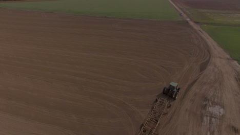 Granjero-Labrando-El-Campo-Con-Grandes-Equipos-Agrícolas-Comerciales