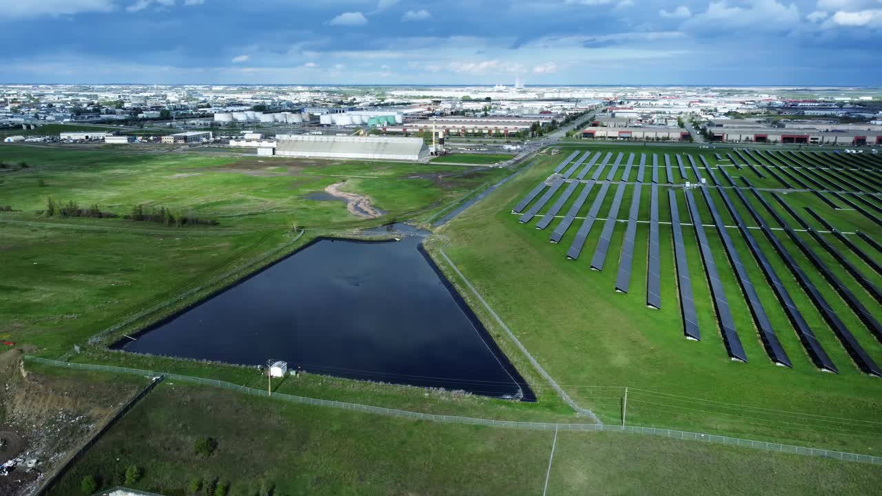 캘거리에서 지상에 장착된 태양 전지판의 드론 뷰