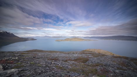 Felsige-Küste-Des-Fjords-Mit-Spärlicher-Vegetation