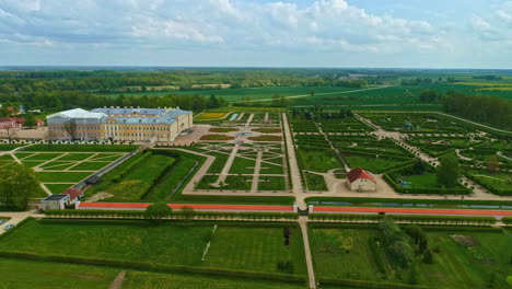 Schloss-Rundale-Und-Der-Park-Mit-Garten-Davor,-Panoramablick-Aus-Der-Luft