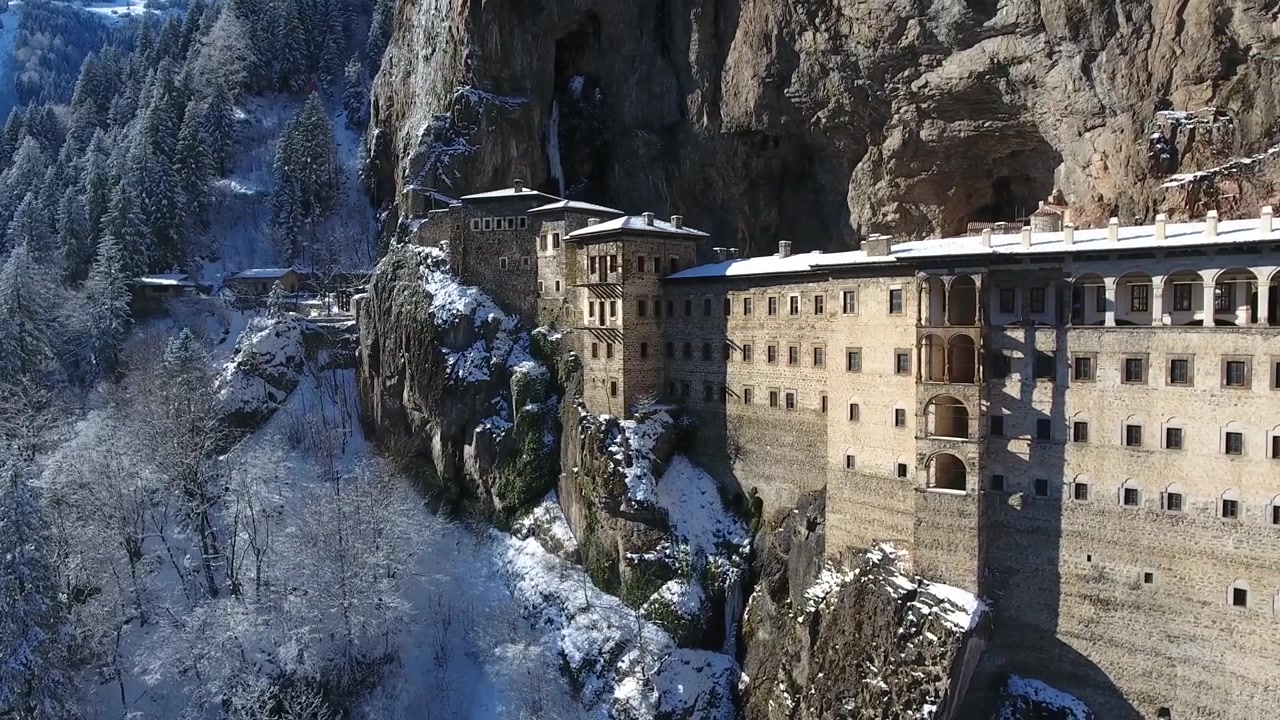 Kışın Sarp Bir Kayalığa İnşa Edilmiş Sümela Manastırı'nın Havadan Görünümü