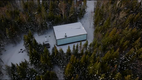 Mirrored-Architectural-House-Amidst-Charlevoix-Forest-During-Winter-In-Quebec,-Canada