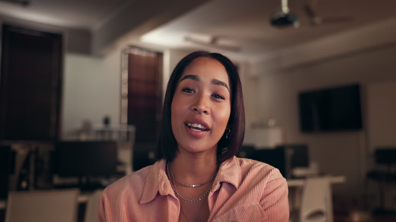 conferencia de video, mujer y cara con onda