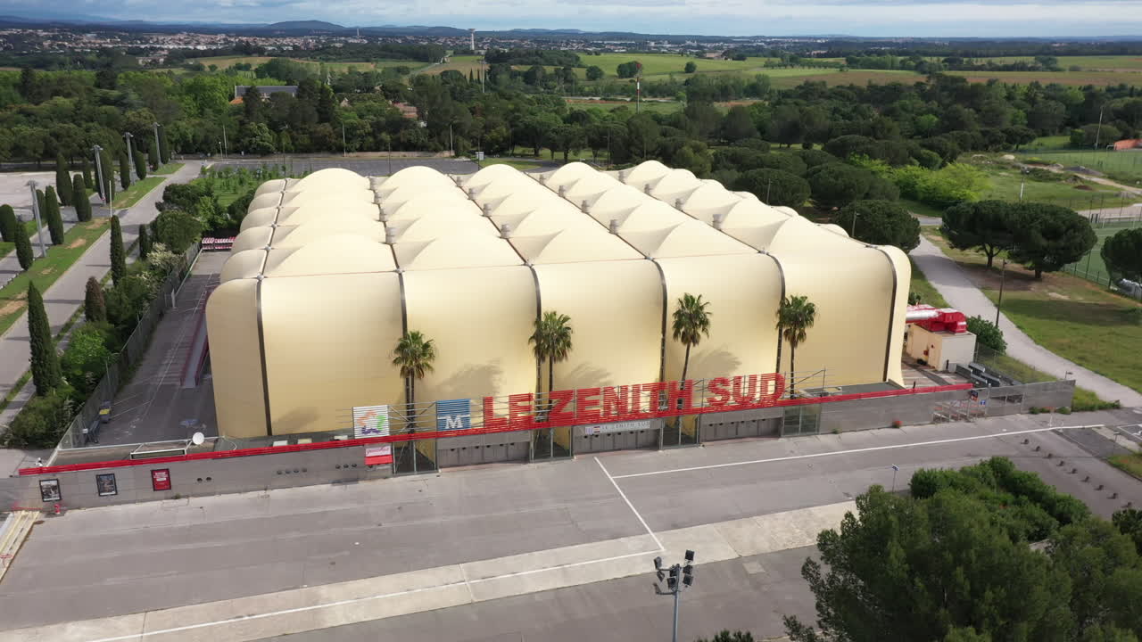 la arena de conciertos gigante de montpellier zenith sud fue tomada desde el aire.
