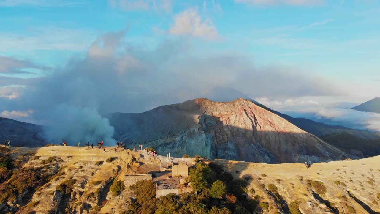 Fumo vulcanico si alza dal cratere di Ijen all'alba. Indonesia, Giava