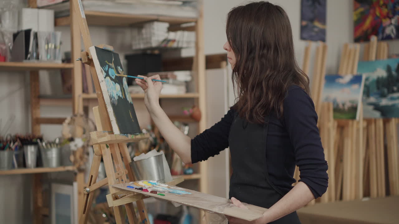 미술 스튜디오에서 그림 그리는 여자