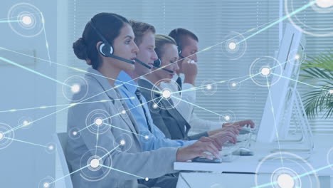 animazione della rete di connessioni su uomini d'affari che indossano cuffie telefoniche