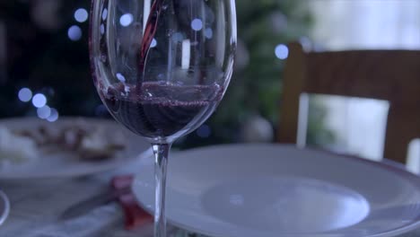 Rotwein-In-Glas-Gegossen