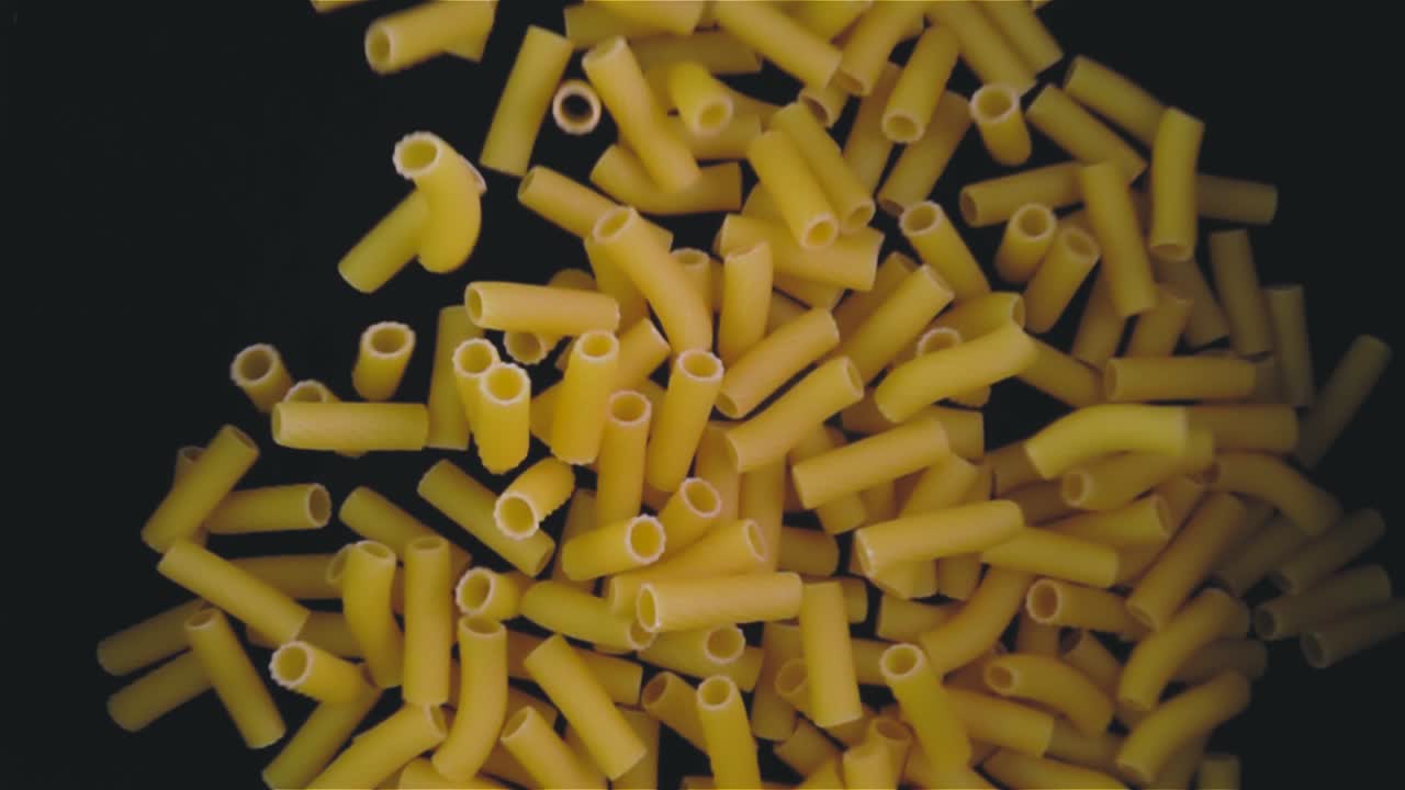 검은 바탕에 날아다니는 파스타