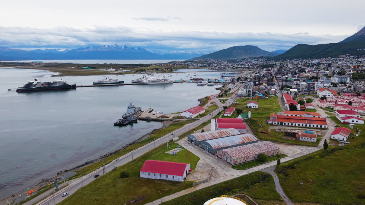 Panoramaansicht der Küste von Ushuaia in Argentinien. Luftaufnahme mit Drohnenrotation.