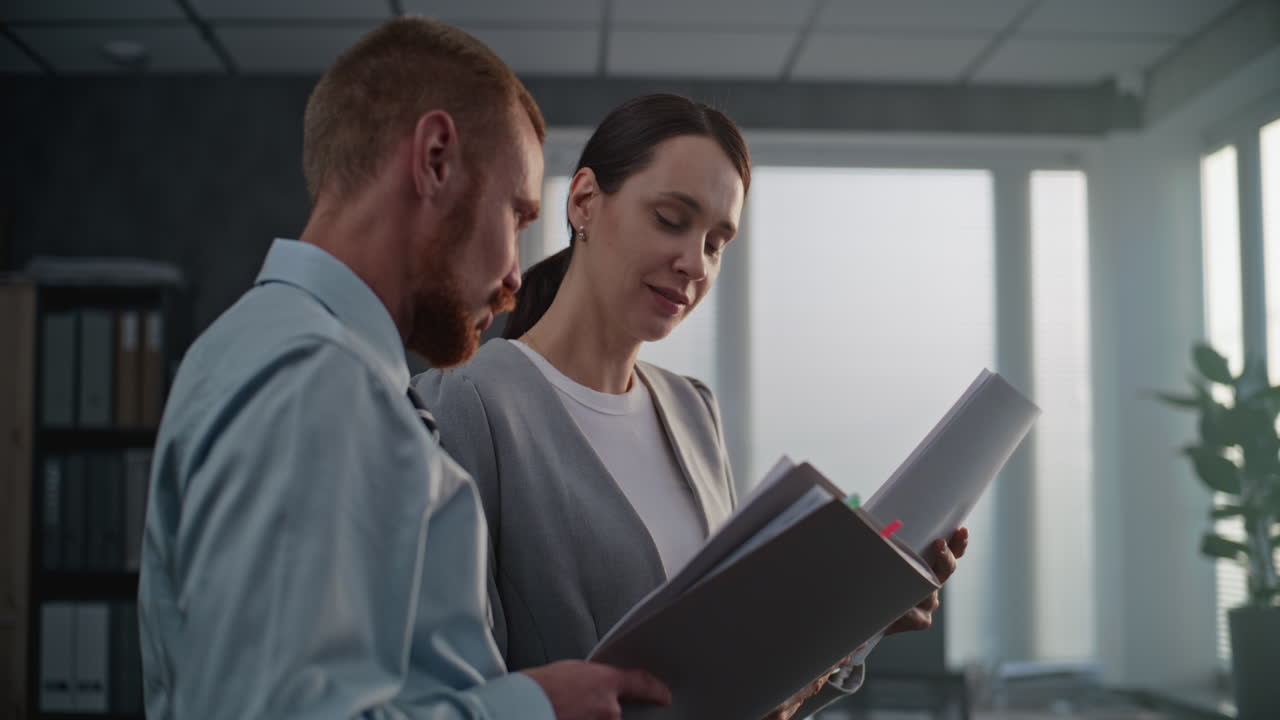 socios comerciales que revisan documentos