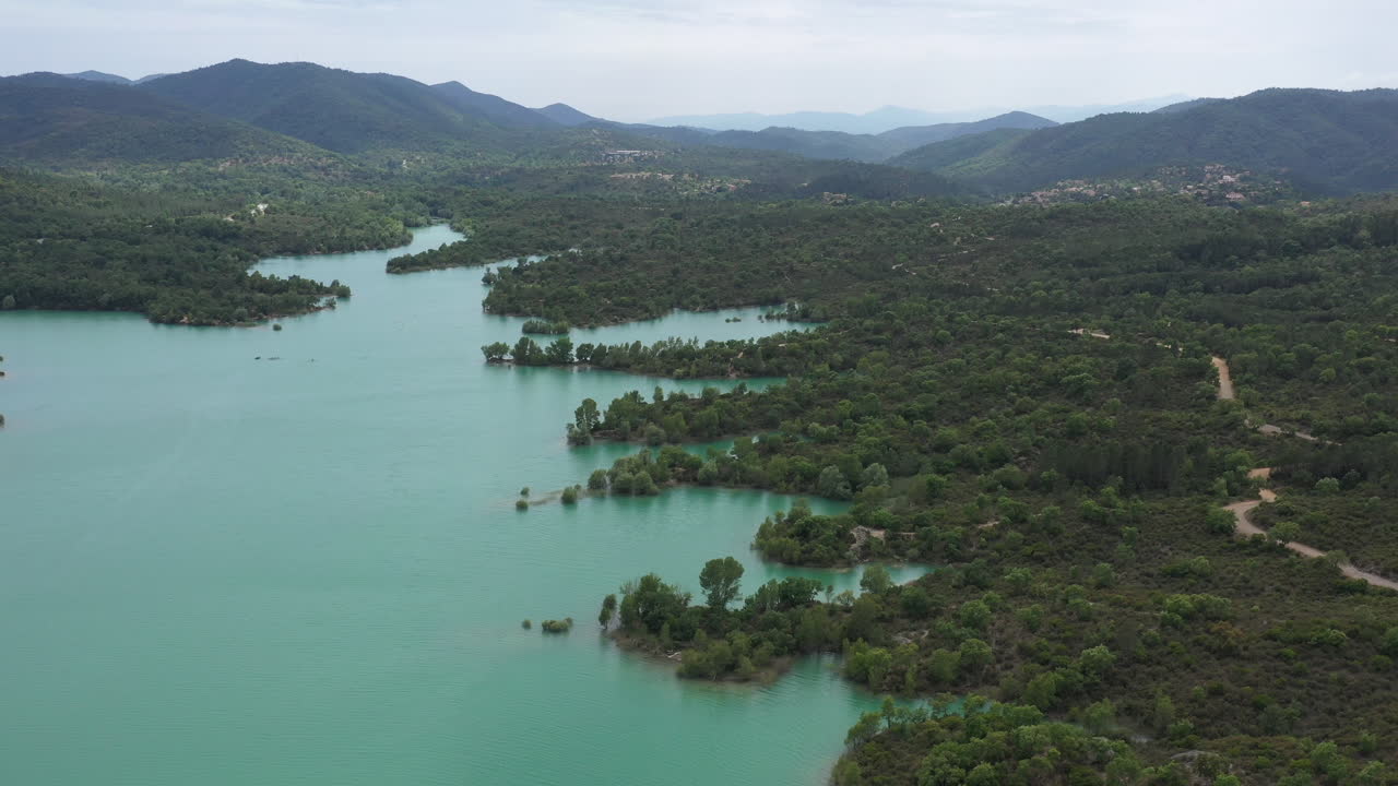 lago saint cassien tomada aérea con montañas en el fondo francia var agua