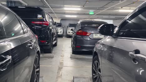garaje de estacionamiento subterráneo con varios coches