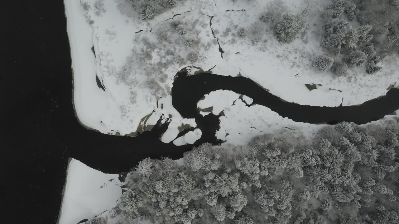 вид с высоты на устье реки пискатакис