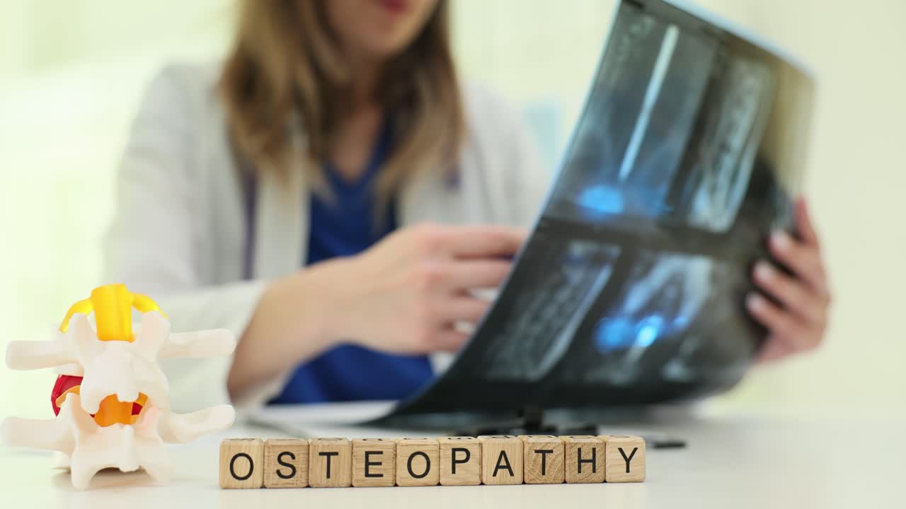 Profesional Medis Memeriksa Rontgen untuk Diagnosis Osteopati