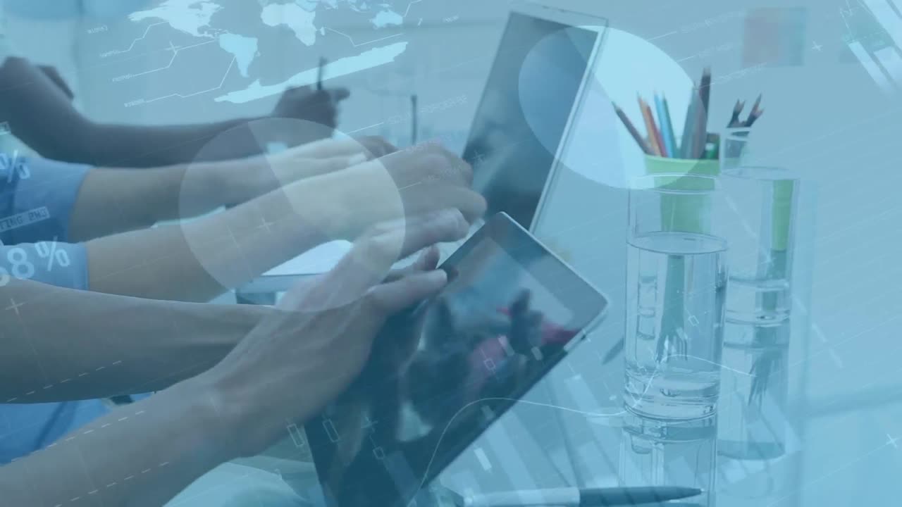 trabajadores de oficina que usan tabletas y computadoras portátiles con procesamiento de datos