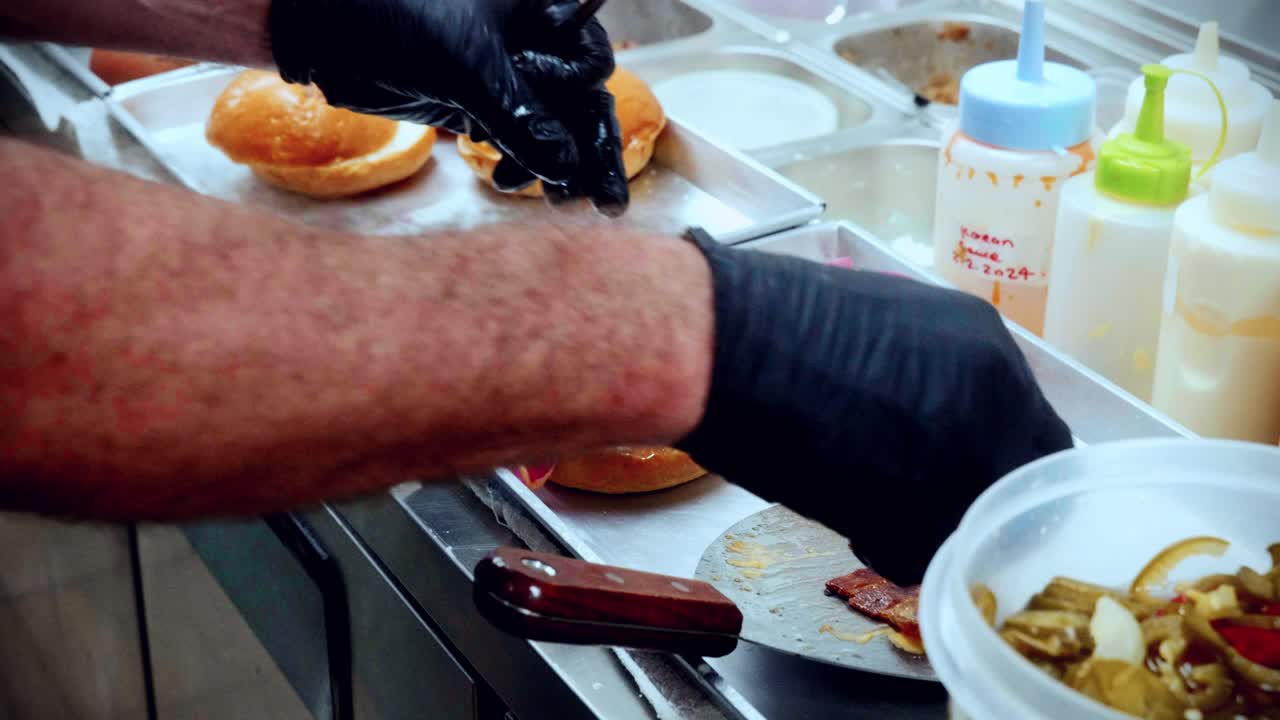 레스토랑 주방에서 맛있는 집에서 만든 햄버거를 준비하고 만드는 요리사의 4k 영화 음식 요리 영상.