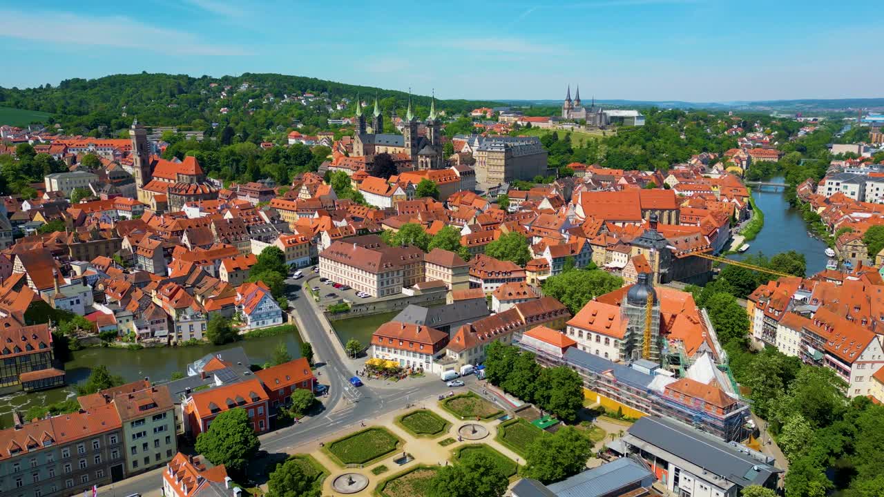 Video aereo con drone 4K della splendida Cattedrale di Bamberga e dell'Abbazia di Michaelsberg lungo il fiume Regnitz nella zona della Città Vecchia del centro di Bamberga, Germania.