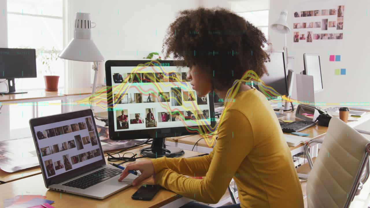 Sammensætning af finansiel databehandling over forretningskvinde, der bruger computer på kontor
