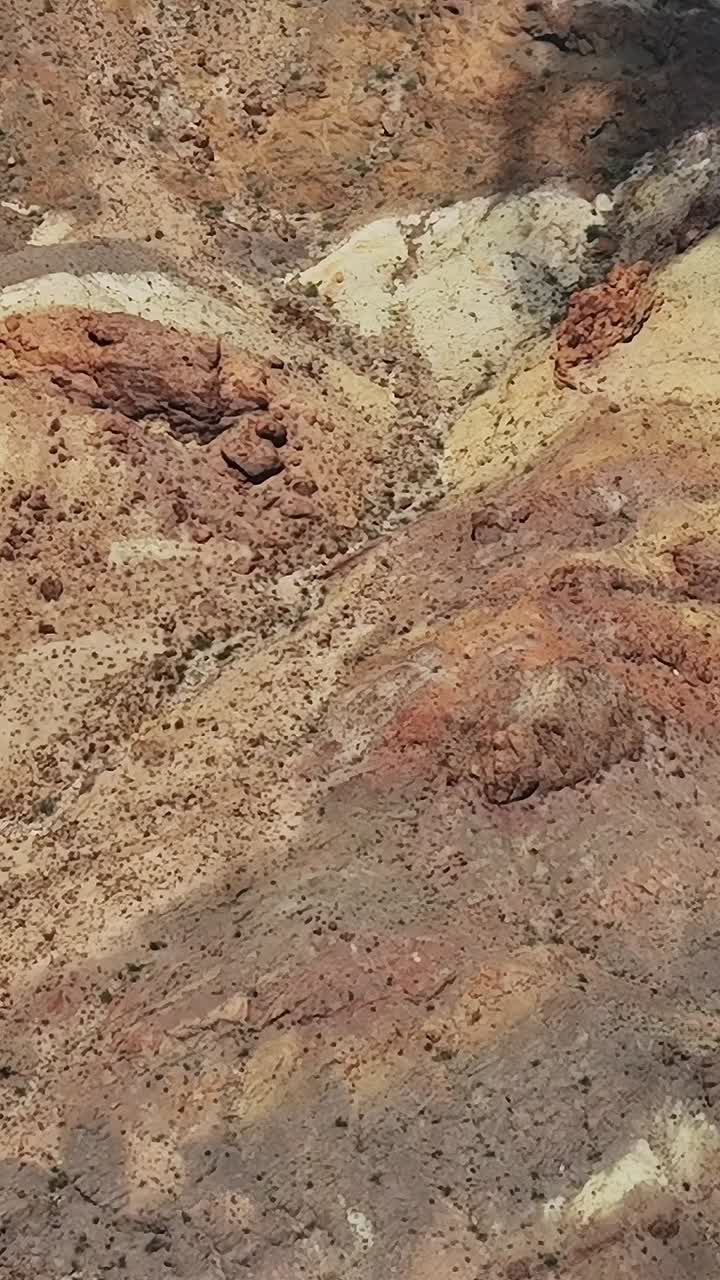 Vista aerea di formazioni rocciose colorate nel paesaggio degli Stati Uniti