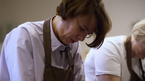 mujeres cocineras en una clase de cocina