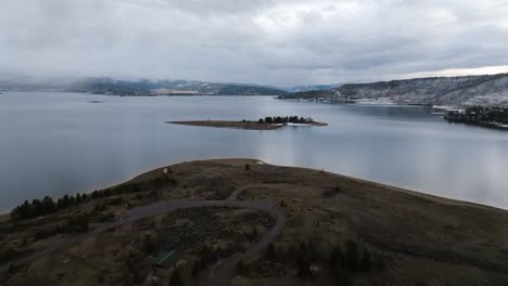 Drohne-Des-Lake-Granby,-Der-Sich-Einer-Kleinen-Insel-Nähert