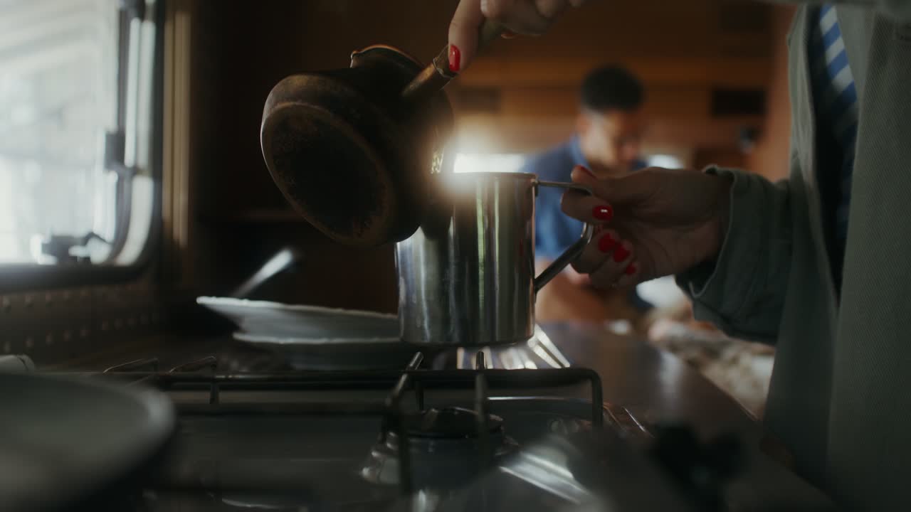 캠퍼밴 에서 커피 를 는 여자