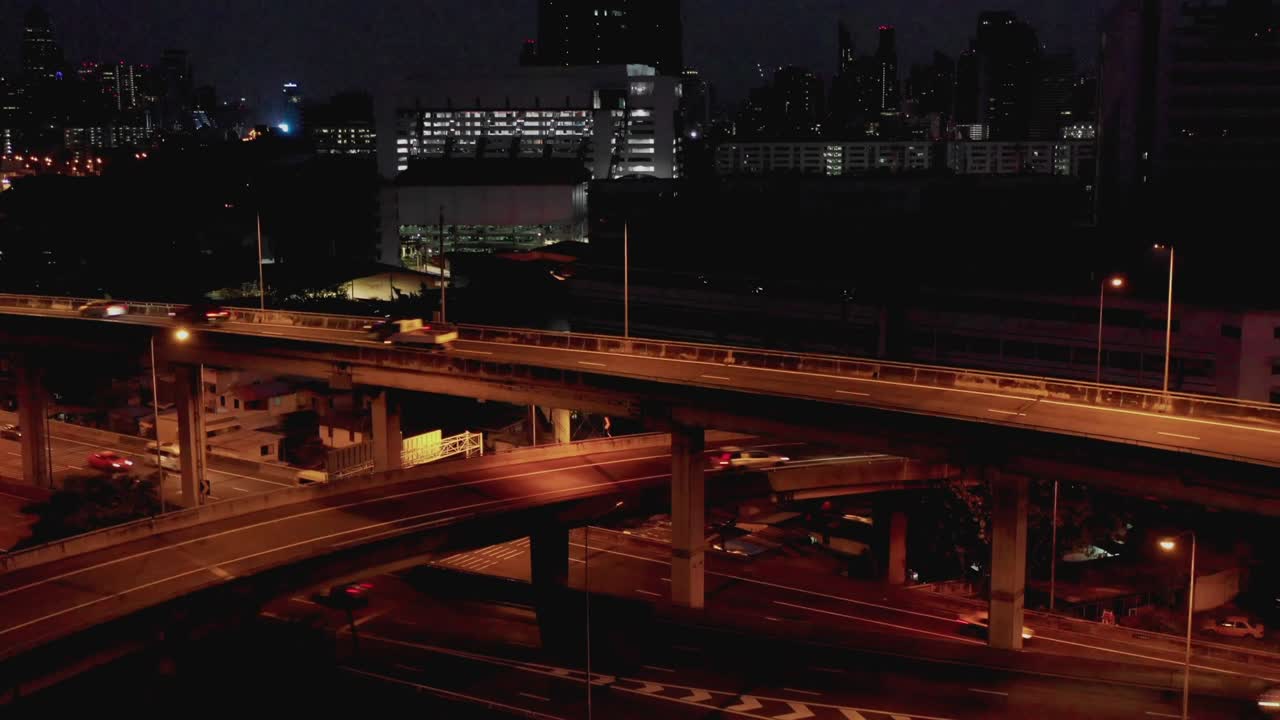 태국 방의 4k 다중 차선 고속도로에서 도시 도로의 공중 장면