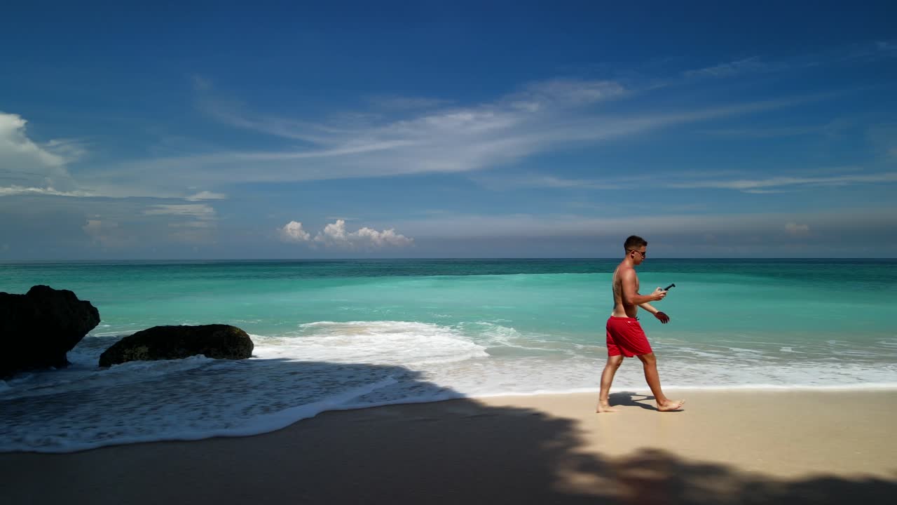 hombres en la hermosa playa de arena blanca, indonesia