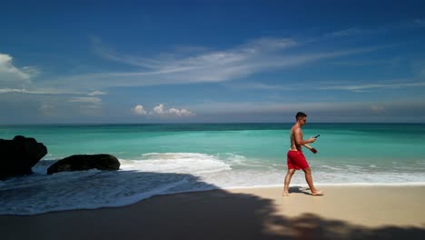 Hombres-En-La-Hermosa-Playa-De-Arena-Blanca,-Indonesia