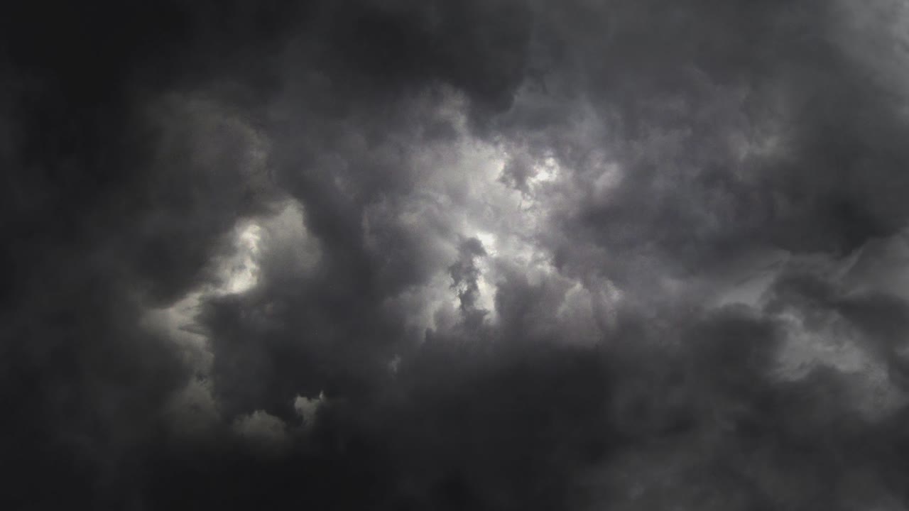 tormenta nocturna nubes oscuras y pesadas