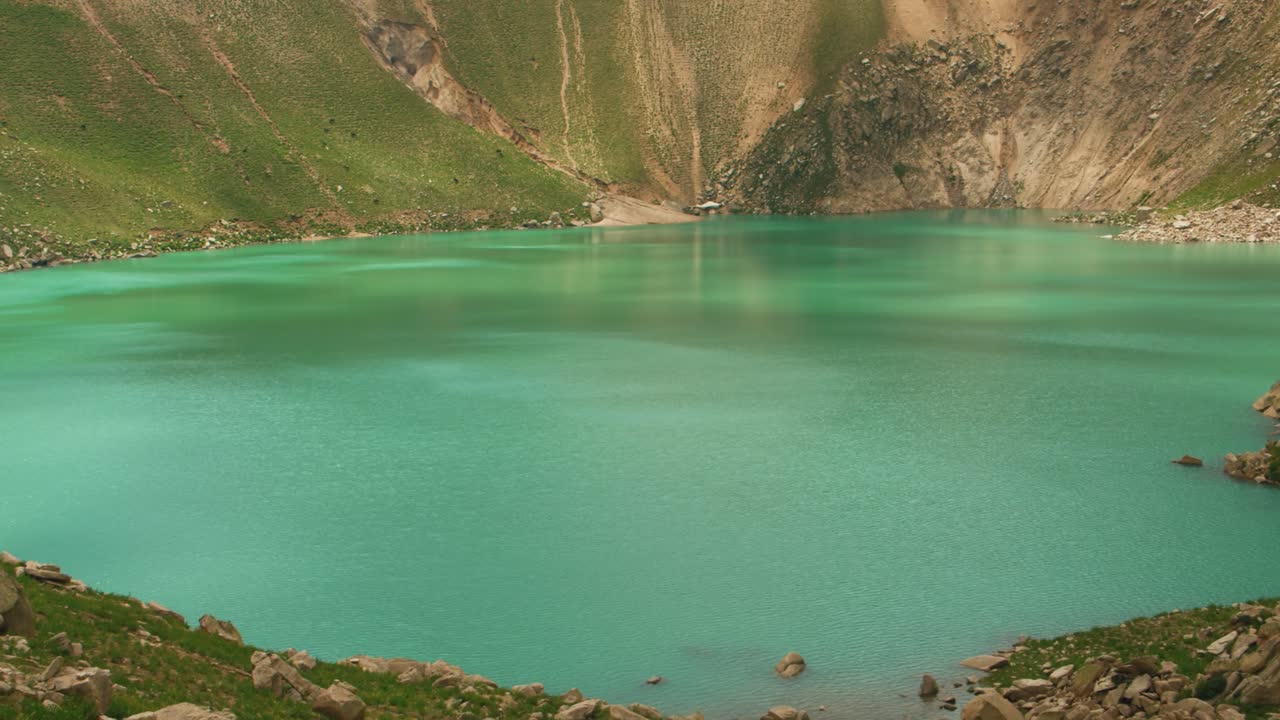 el lago arashan se encuentra a una altitud de 2.700 metros sobre el nivel del mar en uzbekistán.