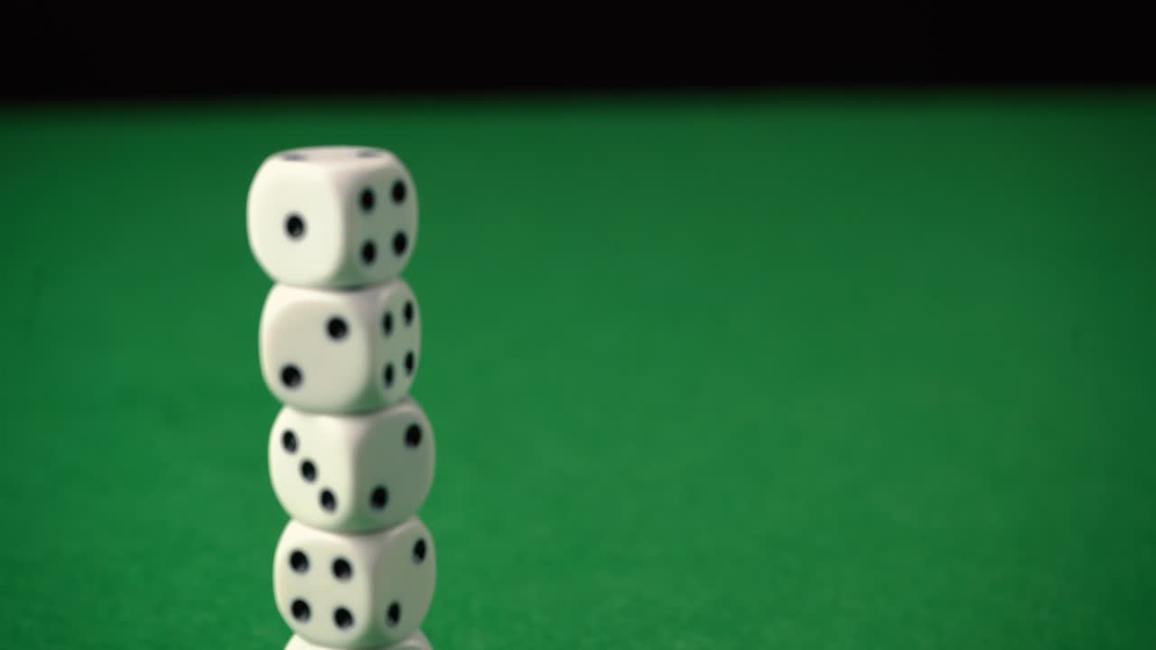 un tiro constante y lento de una torre hecha de dados.