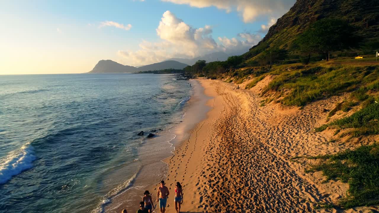 Turistas caminhando na praia 4k
