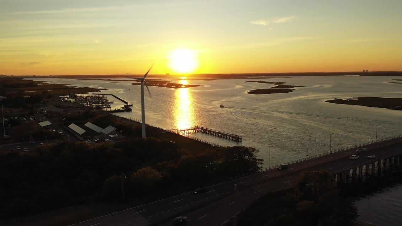 다리가 있는 조용한 습지대를 가로지르는 공중 드론