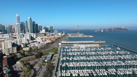 vista aérea del estadio de béisbol att oracle park, el puente de la bahía y el centro de san francisco en alta resolución 4k
