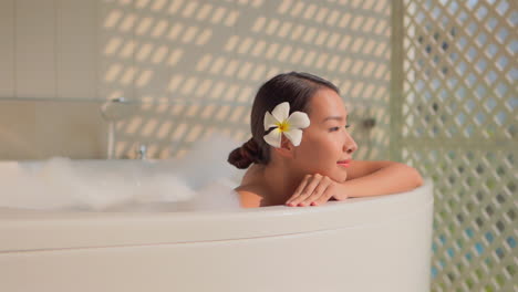 mujer asiática disfrutando en el baño con espuma, burbujas