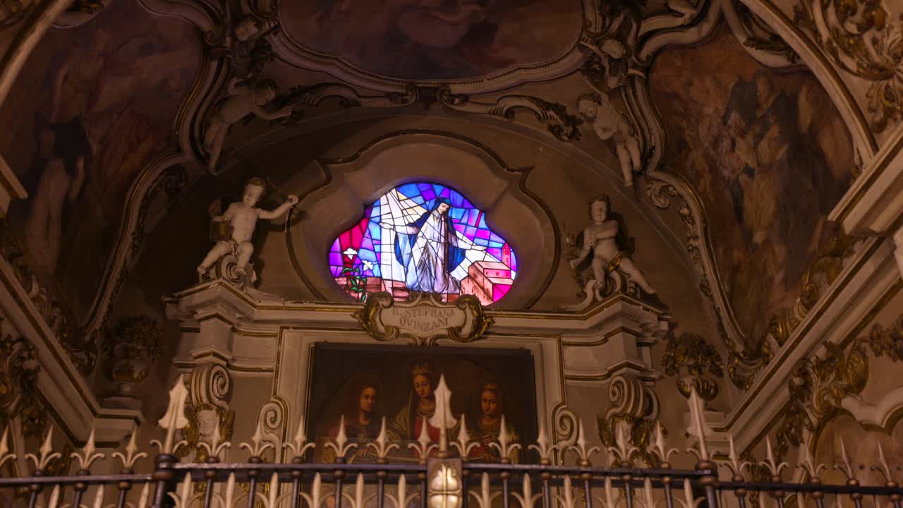 이탈리아 의 소치노 에 있는 산 자코모 교회 에 있는  ⁇ 노제니 예배당 의 건축적 세부 사항