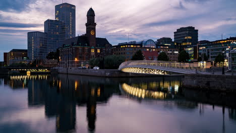 lugares emblemáticos del paisaje urbano de malmo al atardecer