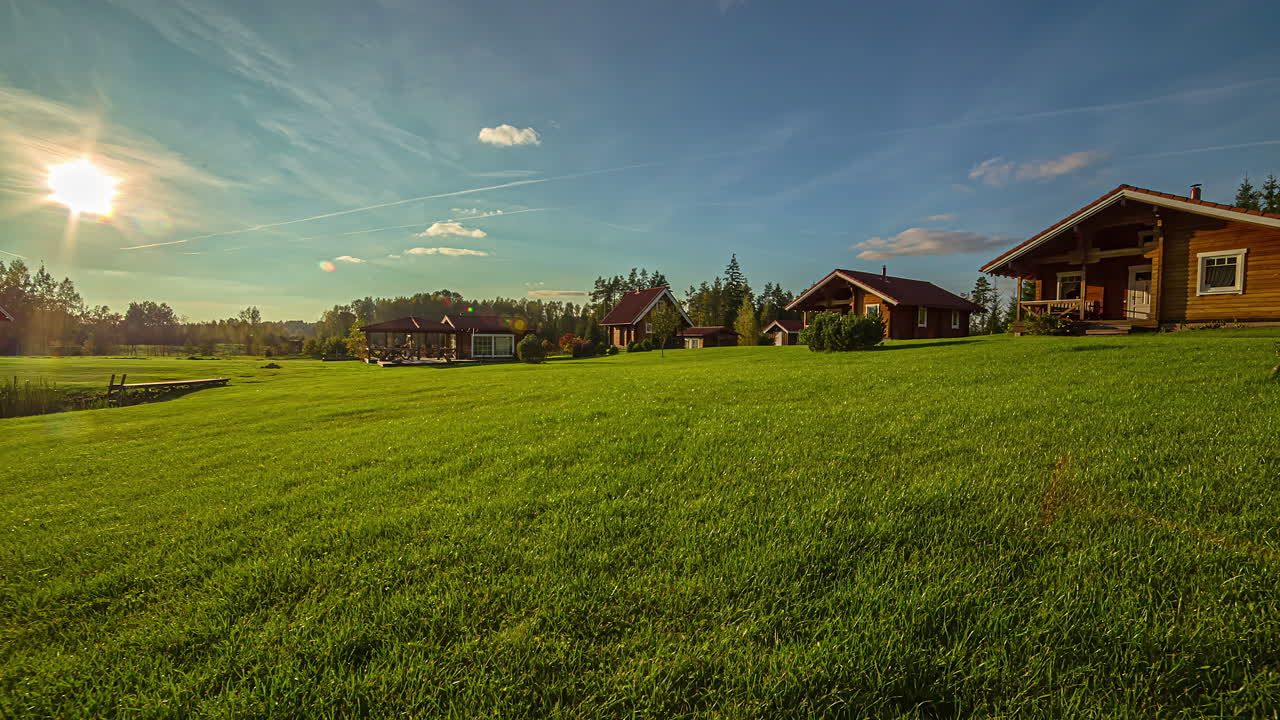 zona de pueblo rural con casa de campo residencial y césped verde por la tarde con luz solar relajante