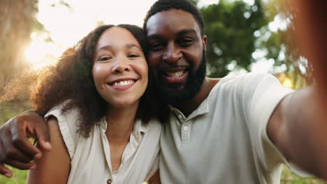 Pareja,-Abrazo-Y-Selfie-En-La-Naturaleza